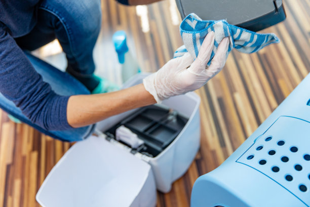 不认识的女人戴着乳胶手套清洁垃圾桶与破布库存照片图片下载