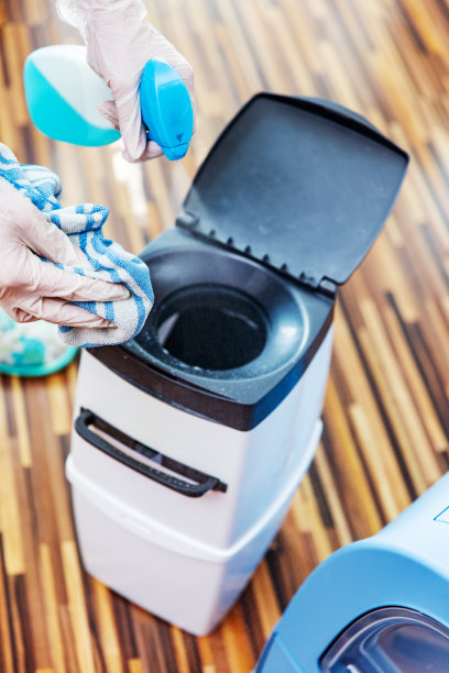 女人用手清洁猫砂处理容器，喷雾器和抹布照片图片下载