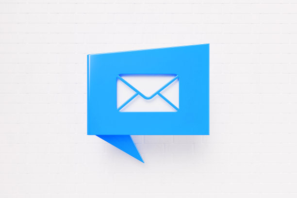 蓝色聊天气泡与邮件图标在白色背景图片下载