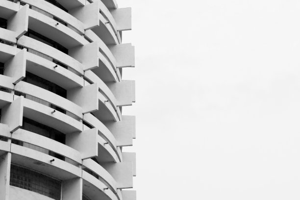 一张带有阳台和隔墙的旧建筑的黑白照片图片下载