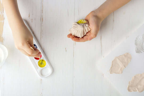 一步一步讲解:如何制作石膏造型(图形)。DIY的概念和孩子的创造力。在磁铁上制造浅浮雕。第七步让孩子给完成的鱼画像上色图片下载