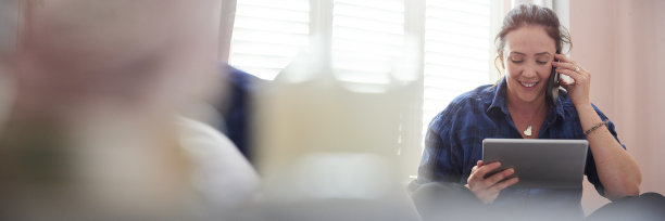 一边上网一边和朋友聊天图片下载