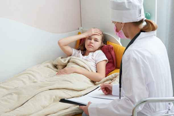 医生探视生病的小女孩在家写处方，烟道概念图片下载