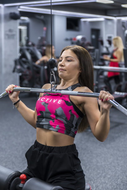 在健身俱乐部里的年轻美女图片下载