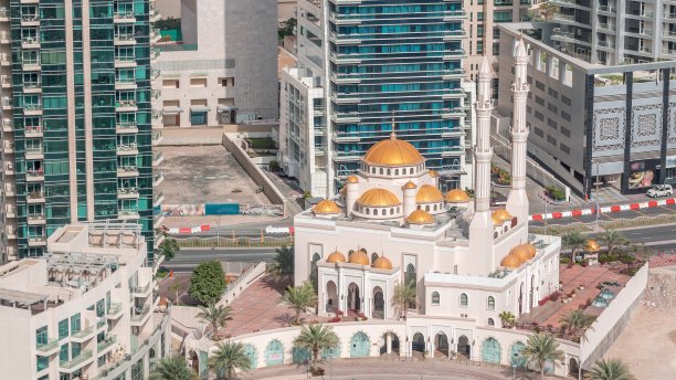 迪拜码头和穆罕默德·本·艾哈迈德·阿尔穆拉清真寺现代住宅建筑延时航拍图片下载