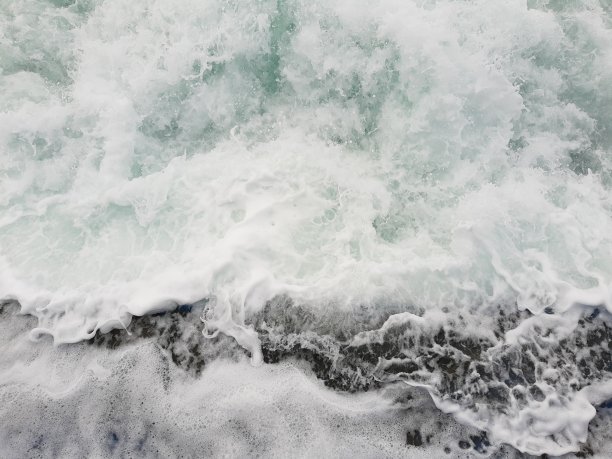 水柱后面的泡沫和飞溅图片下载