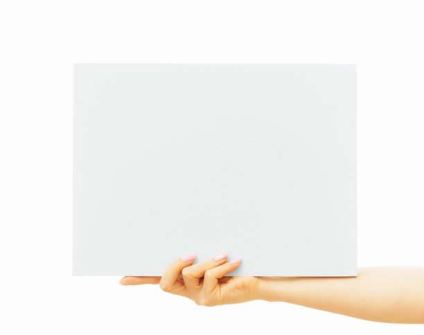 女人手里拿着一张白纸。图片下载