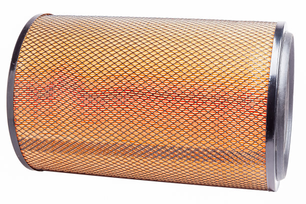一个用于卡车的圆柱形空气过滤器水平放置在一个白色孤立的背景上，在一个照相室里，它有一个橙色的车身，带有纸材料制成的旋风旋转功能。图片下载