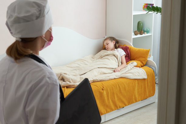 医生进屋探望生病的小女孩图片下载