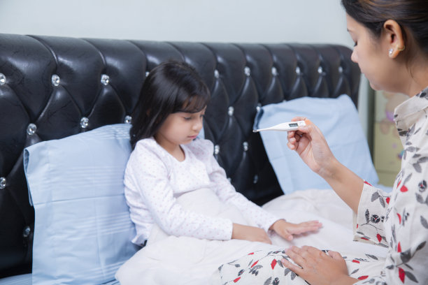 生病的孩子与高烧库存照片图片下载