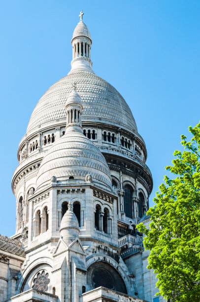 圣心大教堂的特写镜头，以蓝天为背景图片下载