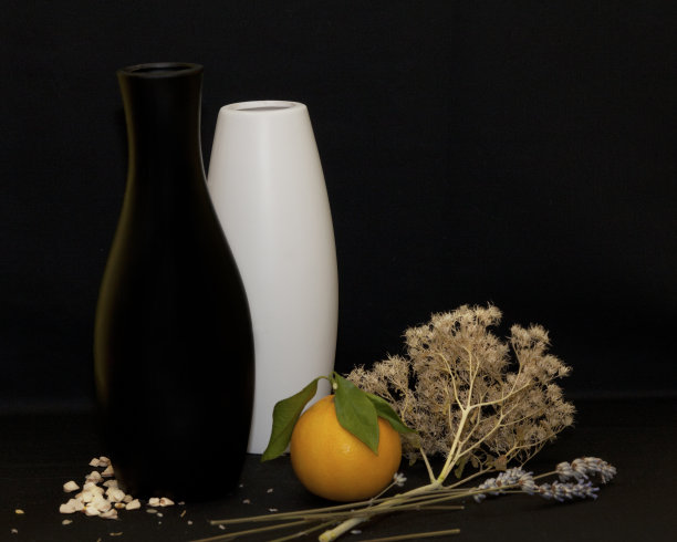 有花瓶、鲜花和水果的静物画图片下载