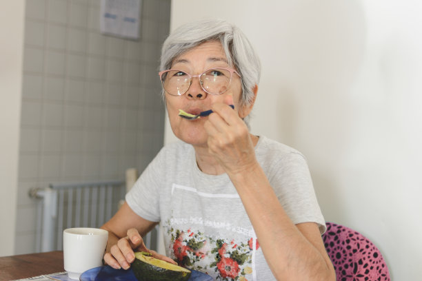 老妇人吃鳄梨图片下载