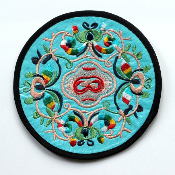 蓝色绣花中国丝绸垫子图片下载