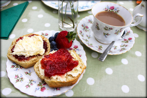 英国德文郡的奶油茶/下午茶——果酱奶油烤饼图片下载