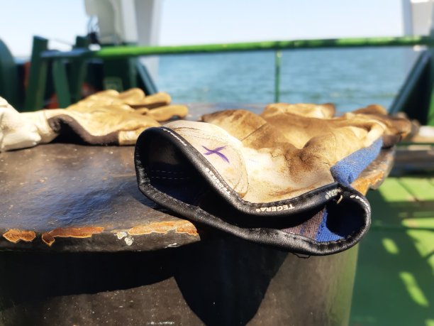 船上的旧手套图片下载