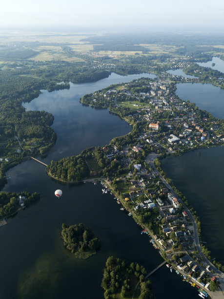 鸟瞰图的特拉凯小镇，绿岛在加尔夫湖。农村景观。房子，岛上的建筑物，桥。气球飞过城市。云在水中倒映。立陶宛欧洲图片下载