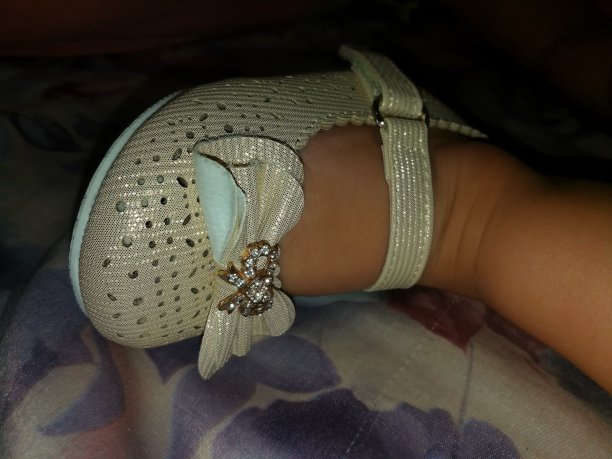 白色的婴儿鞋。图片下载