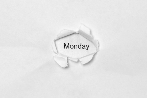 字星期一就在白色孤立的背景上穿过纸上的伤口洞图片下载