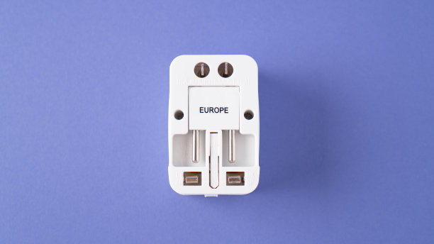 通用国际全球旅行交流电源插头适配器AU, UK, US, EU。普遍的多套接字。双USB端口。图片下载