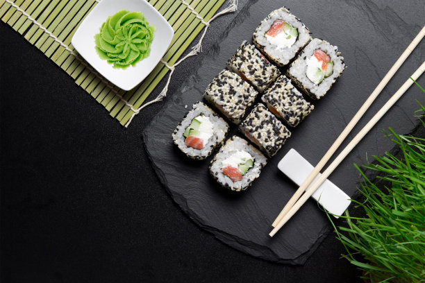 威尼斯寿司卷，芝麻，三文鱼，芥末，石头板。寿司食物图片菜单。从上往下看图片下载