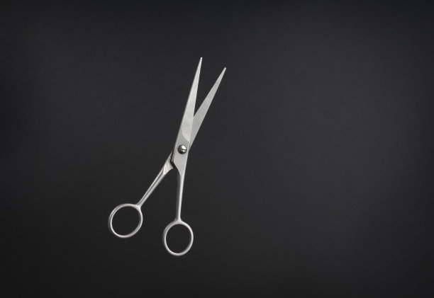 黑色背景上的专业剪刀图片下载