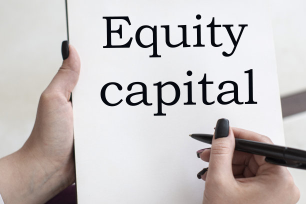 EQUITY CAPITAL公司把女孩写在一张白纸上图片下载