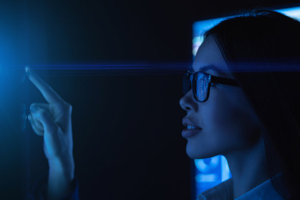 这位年轻的女商人触摸传感器表面图片下载