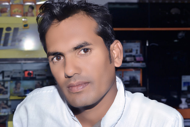 一名印度男子开心地看着镜头。图片下载