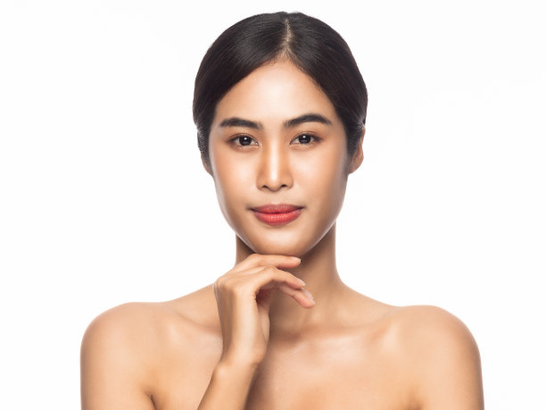 美丽的年轻亚洲女人清洁新鲜的皮肤与手触摸脸孤立在白色的背景。面部护理、美容、美容护肤理念图片下载