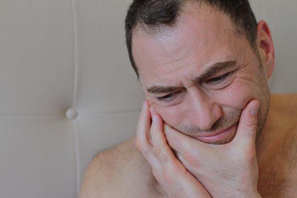 牙齿痛得躺在床上图片下载