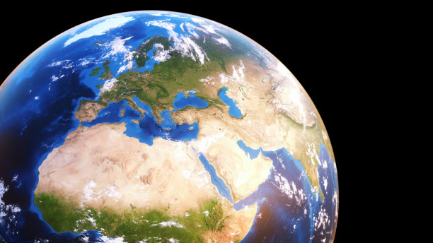 地球是半球体，有稀疏的云层，显示欧洲，非洲和中东，孤立在纯黑色上图片下载