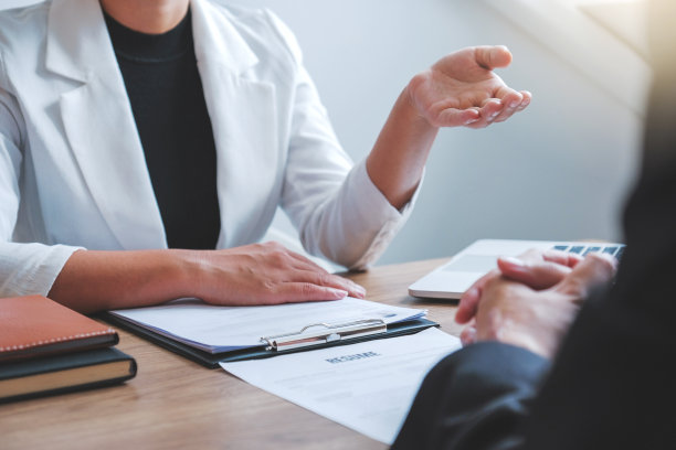 人力资源高级经理在一次工作面试中阅读简历员工年轻男子会见申请人和招聘图片下载