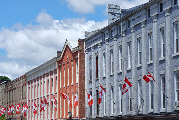 古老的建筑和加拿大红白枫叶旗图片下载