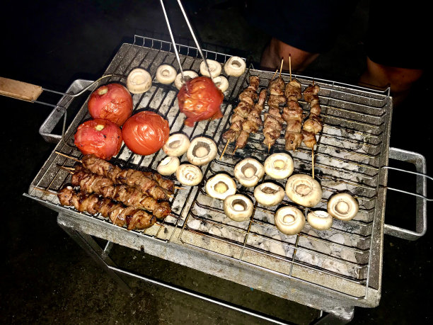 土耳其风味羊肉串配蘑菇和烤番茄。图片下载