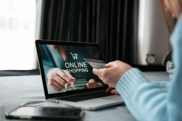 电子商务和网上购物的概念，女人用手提电脑和持有信用卡在家里进行网上购物支付。图片下载