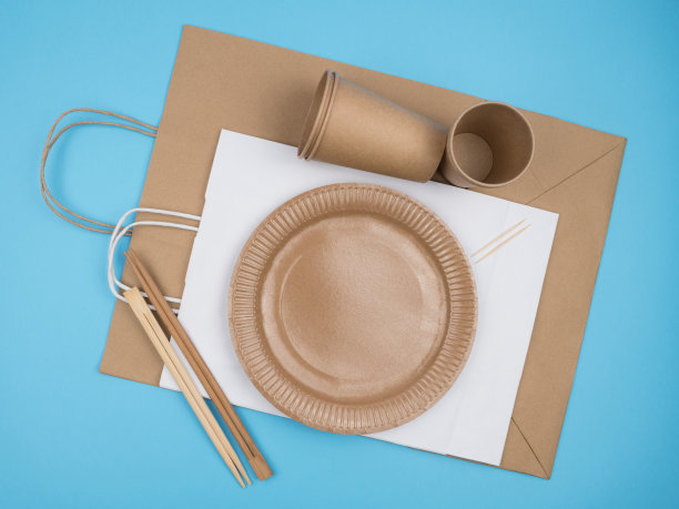 在蓝色背景上使用生态材料制成的一次性产品配件。图片下载