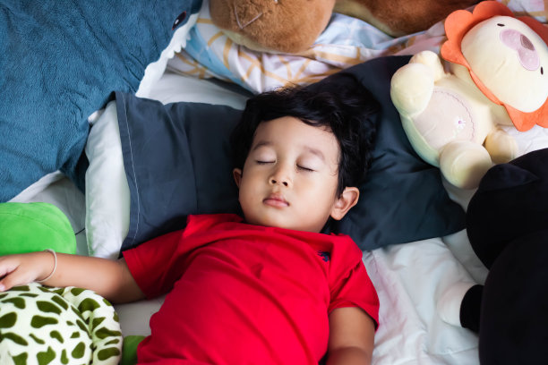 这是可爱的小男孩吃草莓的照片，他在镜头前微笑着。图片下载