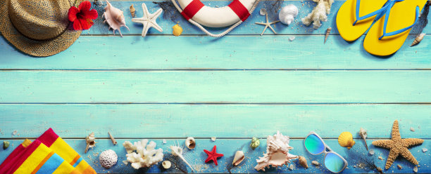 海滩配件在绿色的蓝色木板-假期横幅图片下载