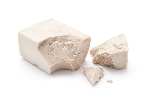 白色背景上的新鲜酵母棒。图片下载