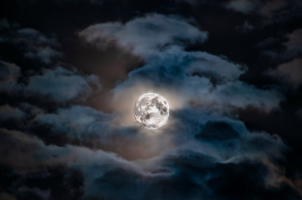 云间一轮明月图片下载