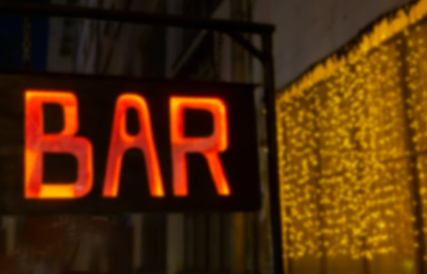模糊的红色题字酒吧和花环灯图片下载