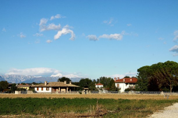 后面是农舍和山脉图片下载