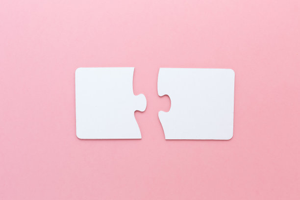 粉色背景上的两个空白文本谜题图片下载