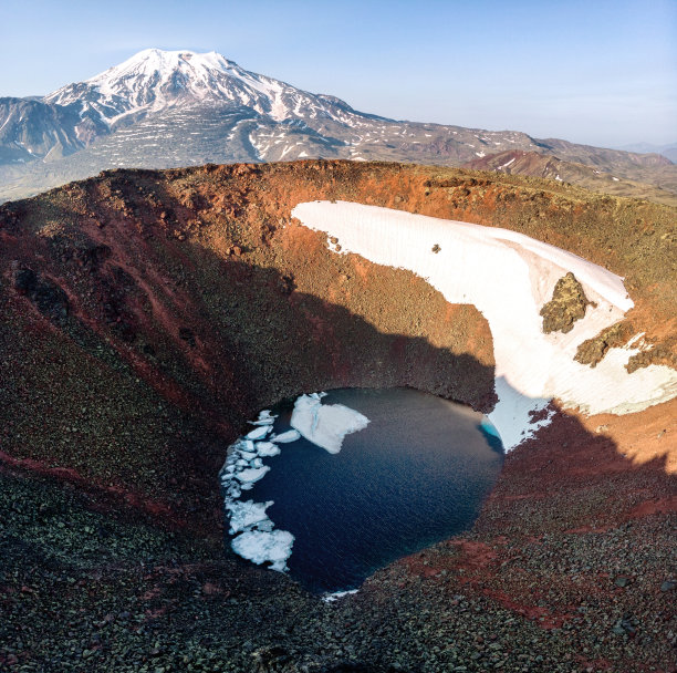 令人印象深刻的切尔普克火山火山口。火山口内的火山湖。图片下载