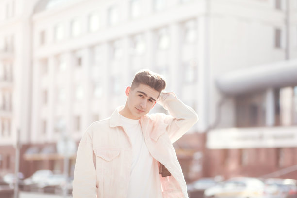 时尚帅气的年轻人图片下载