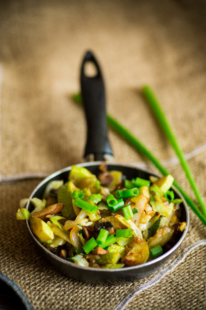 炖西葫芦配茄子、蘑菇、洋葱等蔬菜图片下载