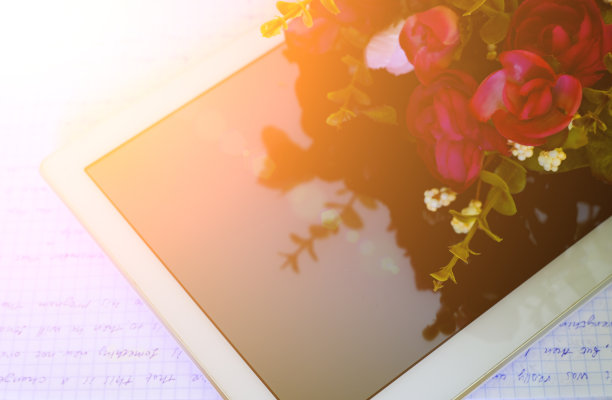 教师节教室场景：平板电脑与鲜花图片下载