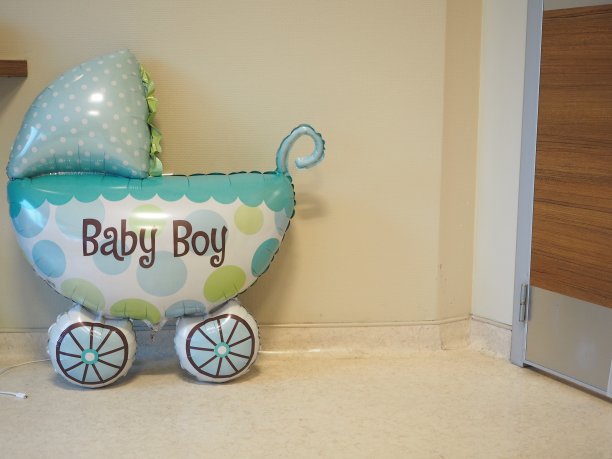 小男孩用铝箔纸写的气球股票照片图片下载