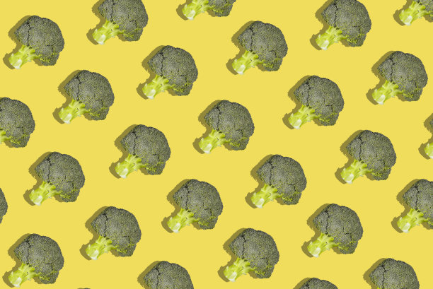 花椰菜孤立在黄色背景上的图案。新鲜花椰菜卷心菜图片。平面布局的俯视图。图片下载